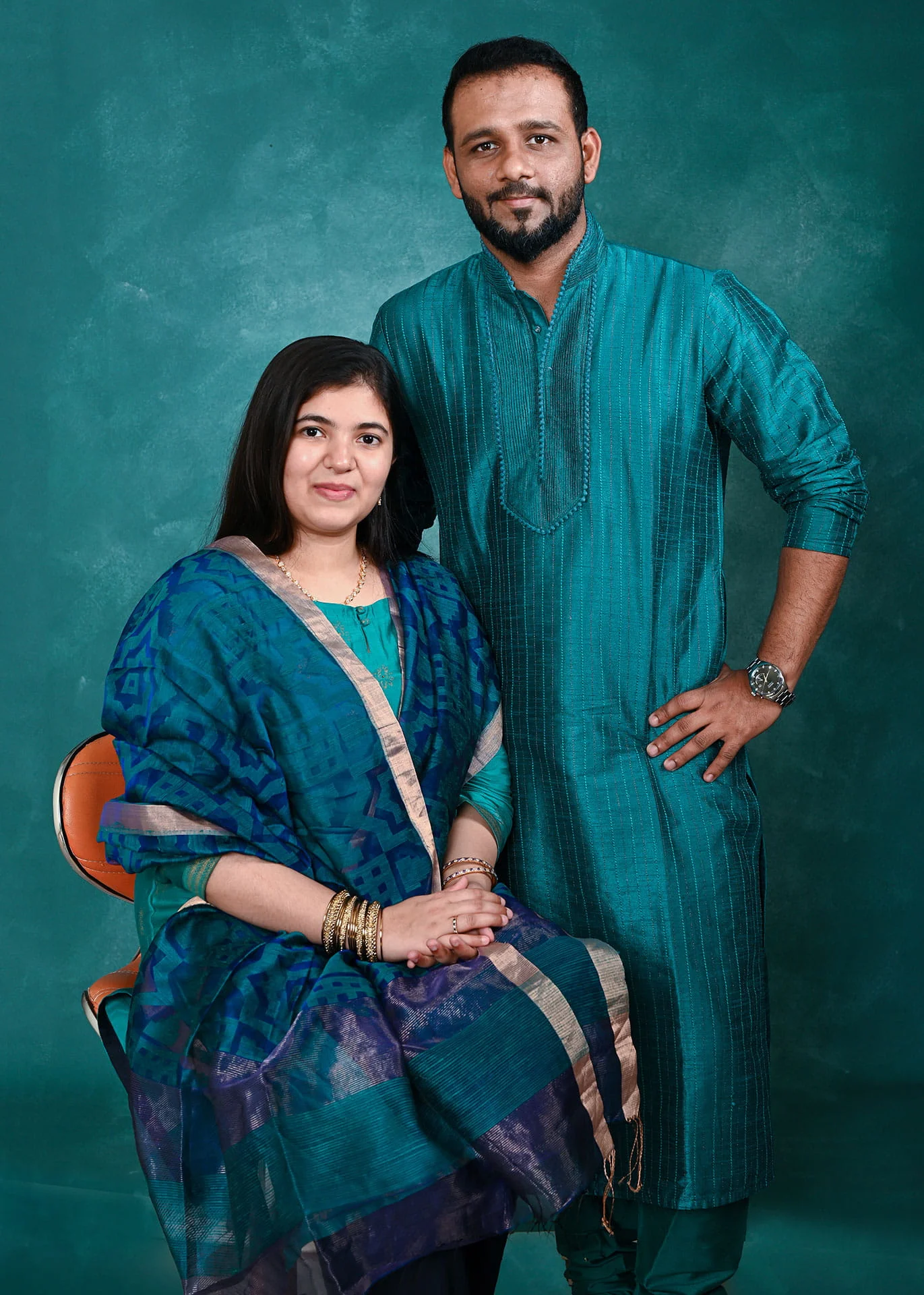 couple shot in turquoise background