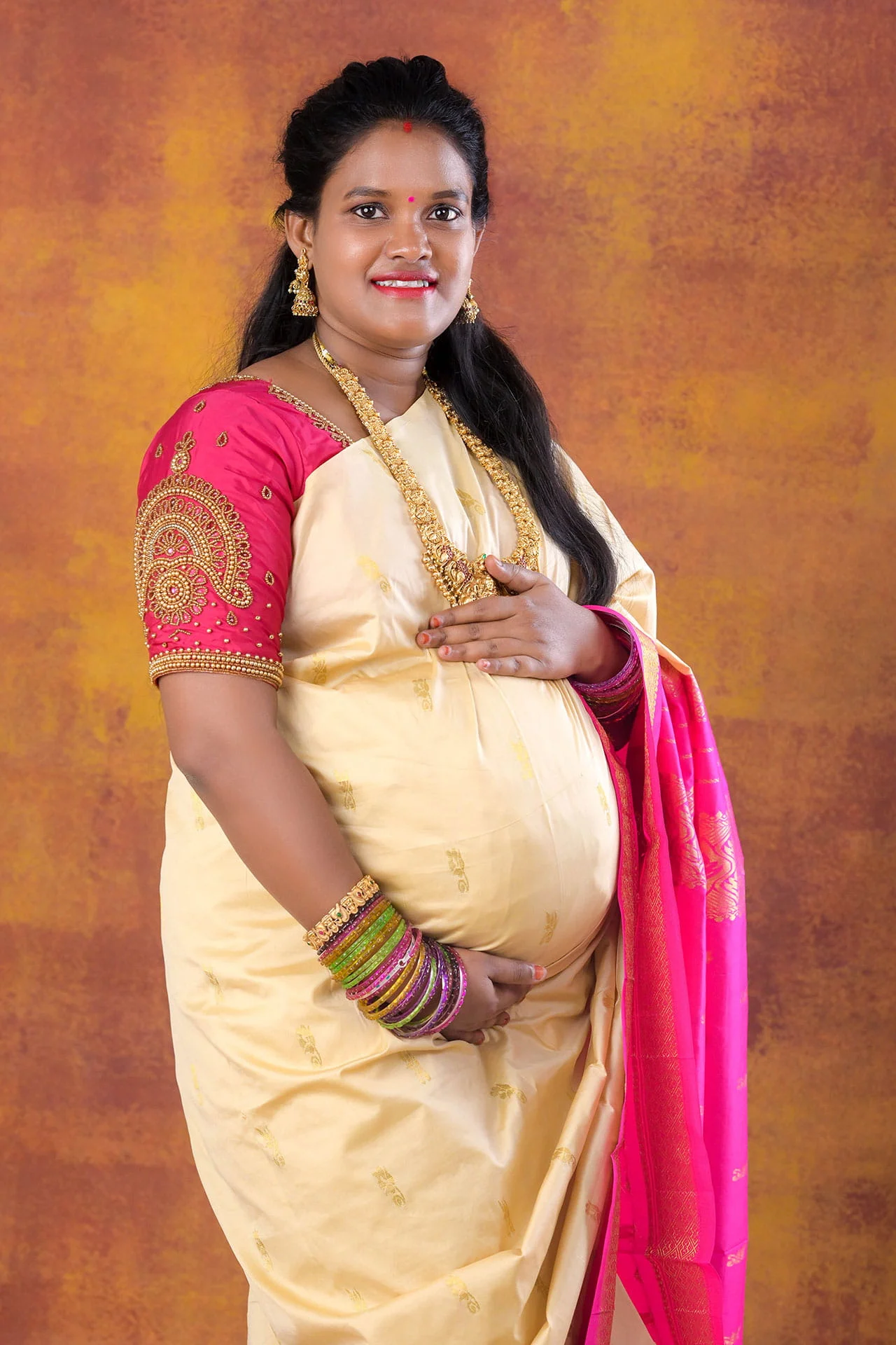 maternity photoshoot in saree