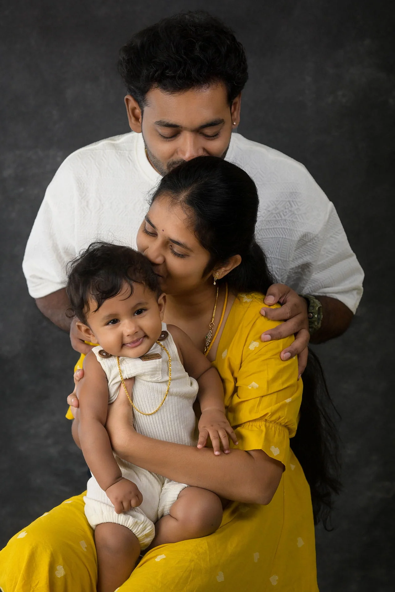 family photoshoot of a sitter