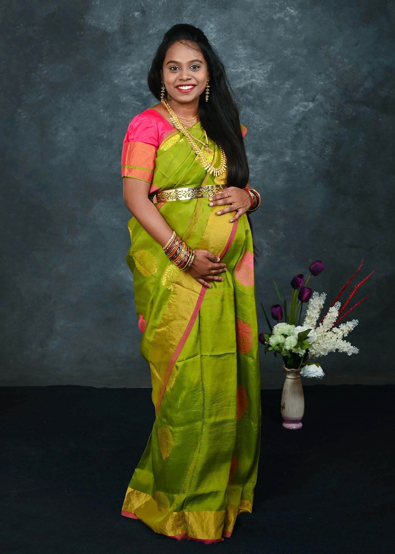 maternity shoot in saree