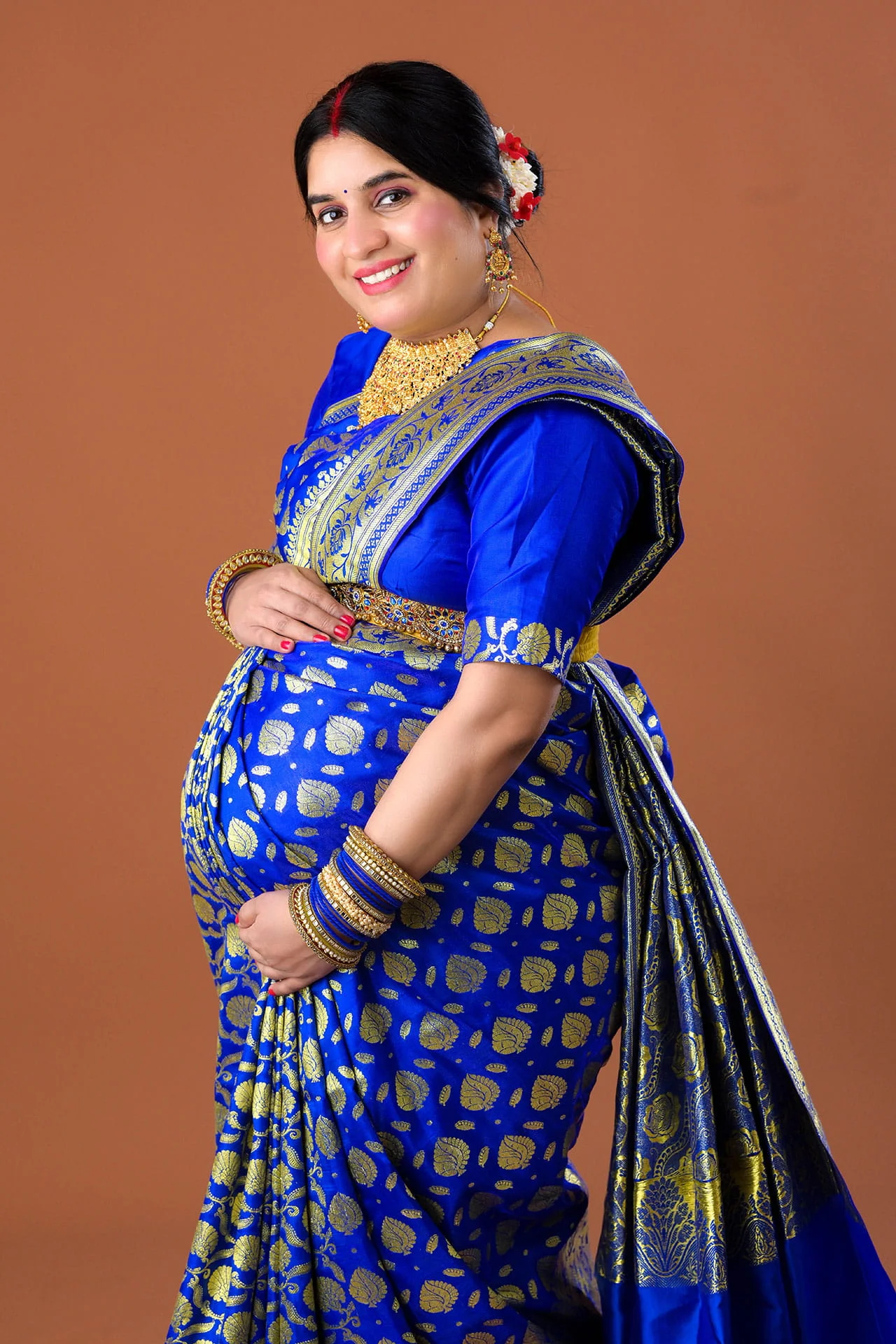 pregnancy photoshoot in saree